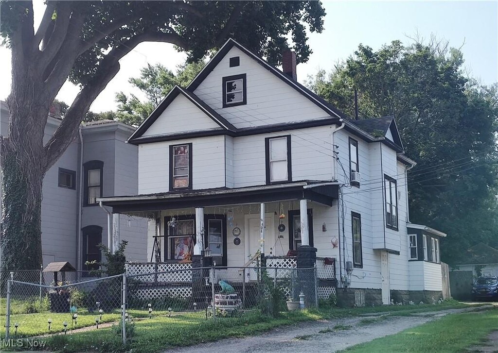 view of front of house with a front yard and covered porch