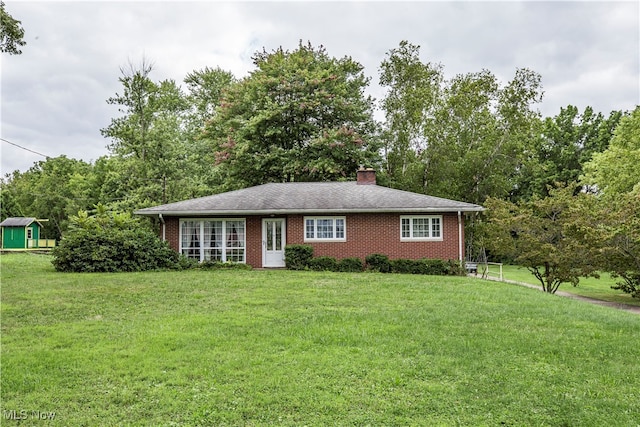 single story home featuring a front lawn