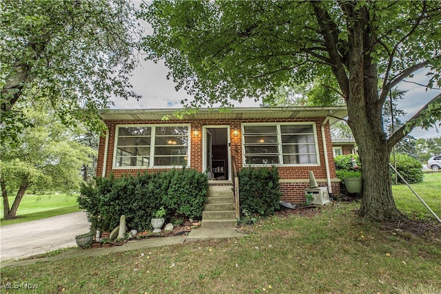 view of front of property with a front lawn