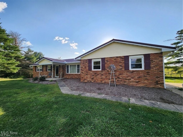 view of front of property featuring a front lawn