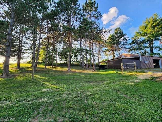 view of yard with an outdoor structure