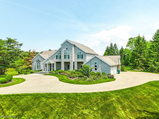 view of front of home featuring a front yard