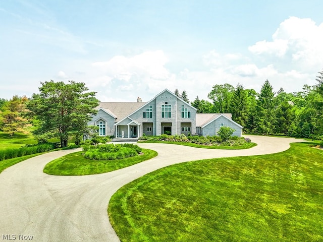 view of front of property featuring a front lawn