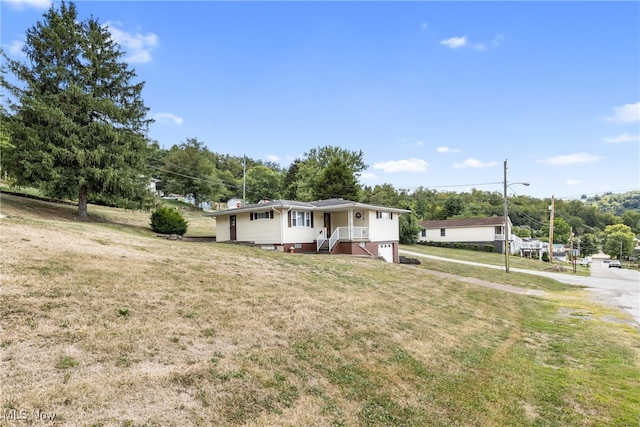 view of front of property with a front yard