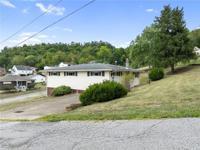 view of front of house featuring a front lawn