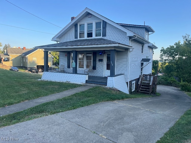 view of front of property with a front lawn and covered porch