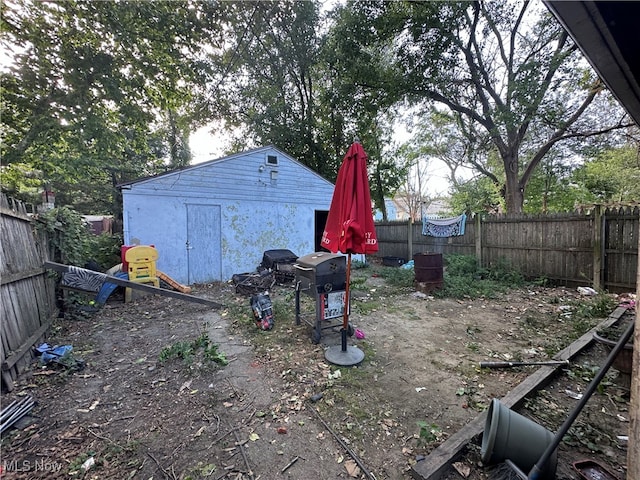 view of yard with a shed