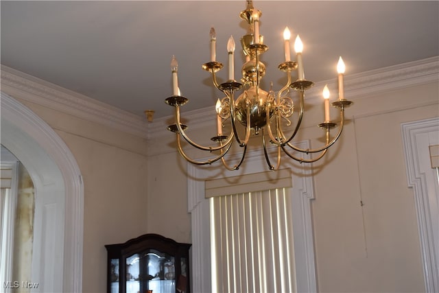 room details with crown molding and a chandelier