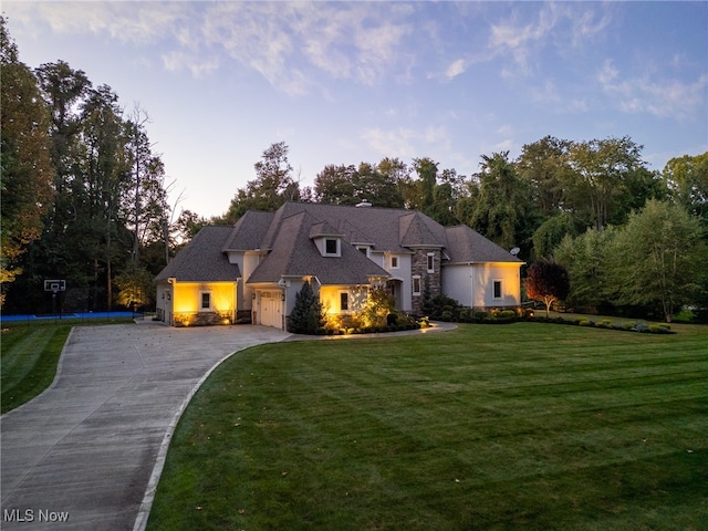 view of front facade featuring a lawn