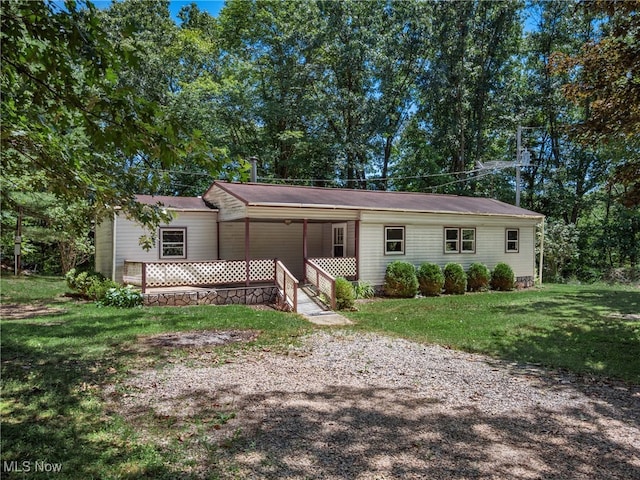 view of front of house featuring a front yard