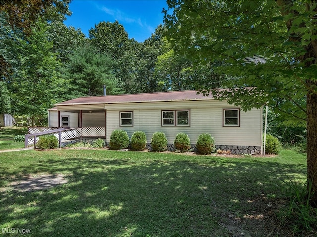 view of front facade featuring a front yard