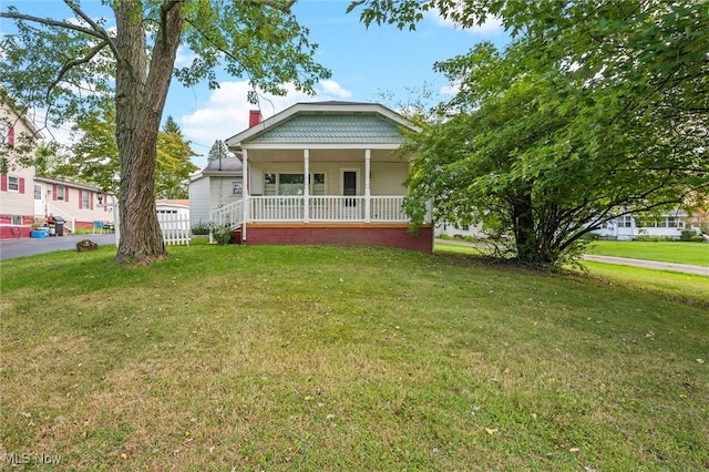 view of front facade featuring a front yard and covered porch