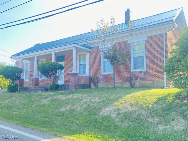 view of front of house featuring a front lawn