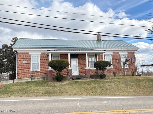 view of front of property featuring a front lawn