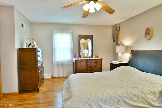 bedroom featuring light hardwood / wood-style floors and ceiling fan