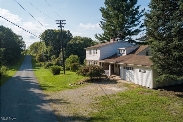 view of front facade featuring a front yard