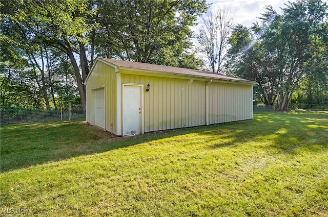 view of outdoor structure featuring a garage and a yard