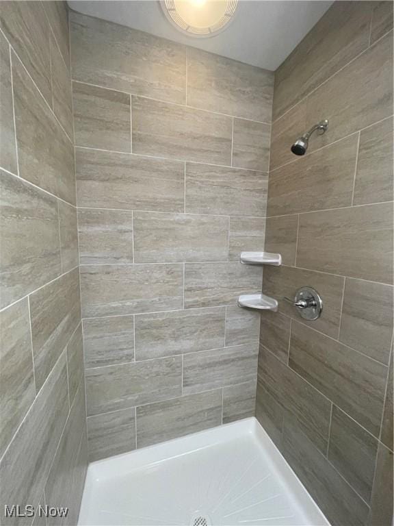 bathroom featuring tiled shower