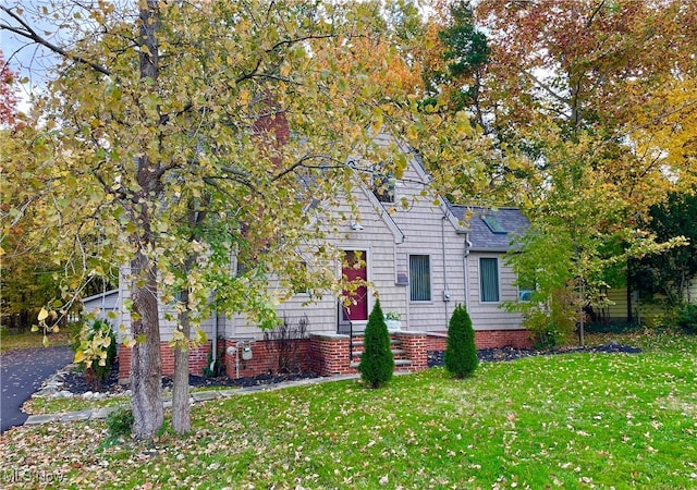 view of front of house with a front lawn