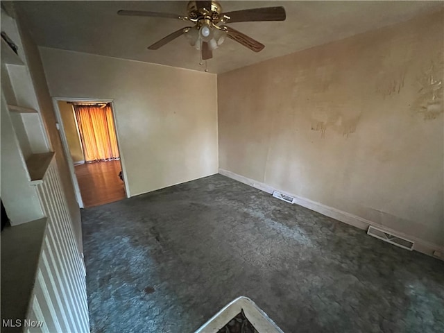 carpeted empty room featuring ceiling fan