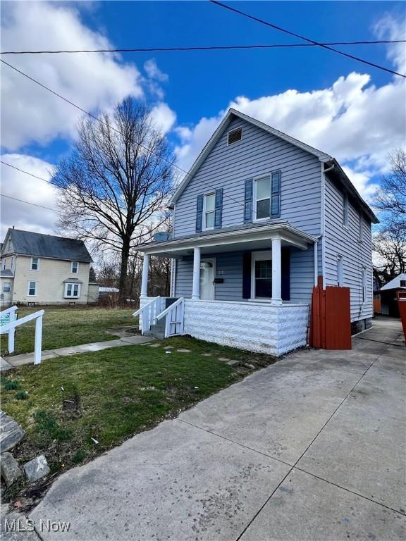 view of front of property featuring a front yard and a porch