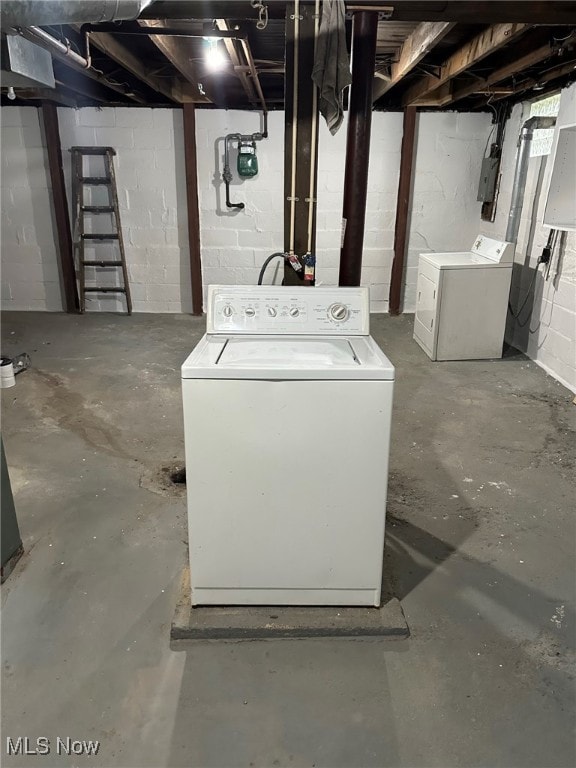 basement featuring washer / dryer