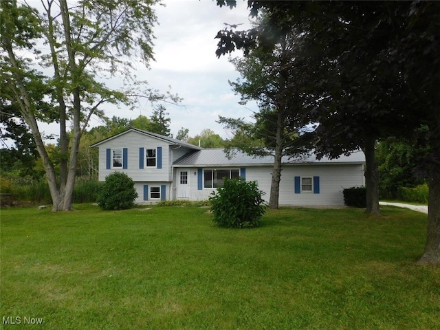 split level home with a front lawn