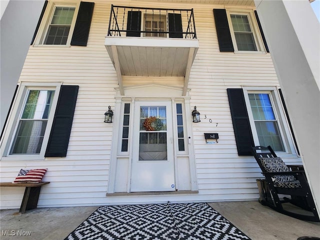 entrance to property featuring a balcony