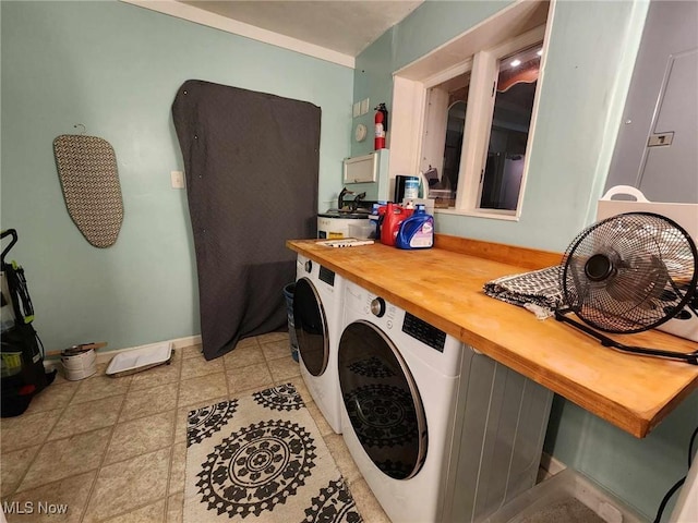 laundry room with laundry area, washer and clothes dryer, and baseboards