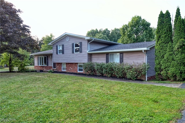 tri-level home featuring a front yard