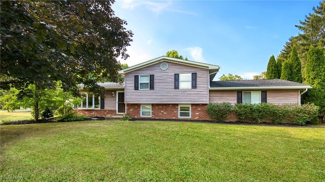 split level home with a front lawn