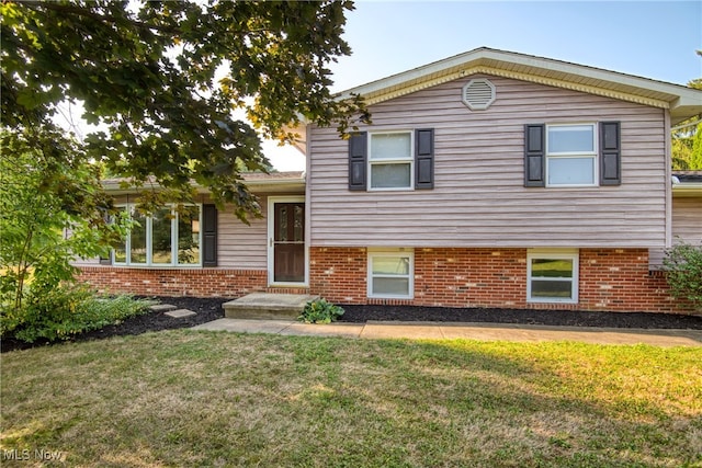 split level home with a front lawn