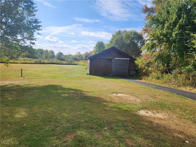 view of yard featuring an outdoor structure