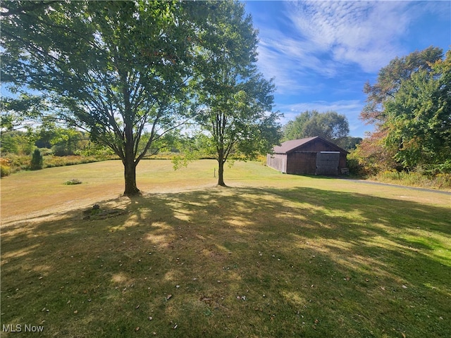 view of yard featuring an outdoor structure