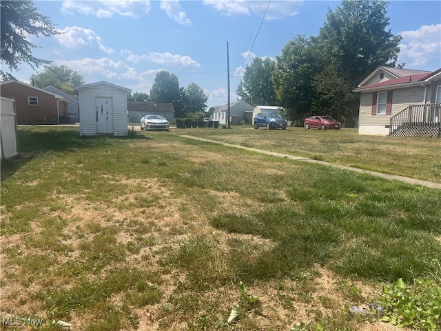 view of yard featuring a storage unit