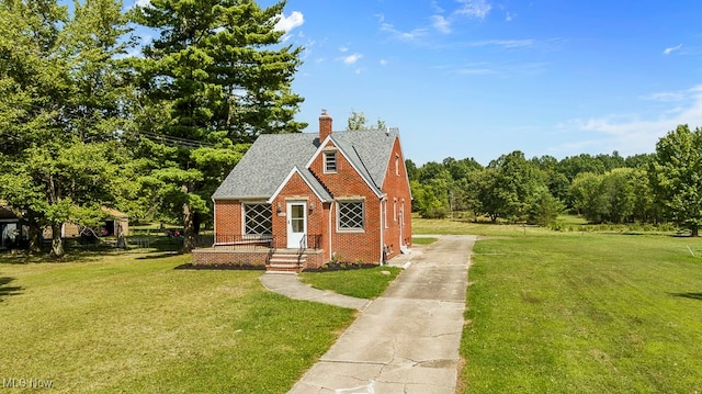 view of front of house with a front lawn