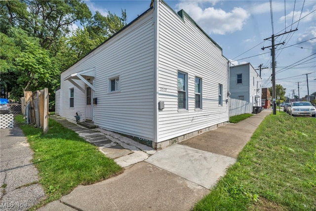 view of side of property featuring a lawn