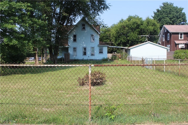 view of front facade featuring a front lawn