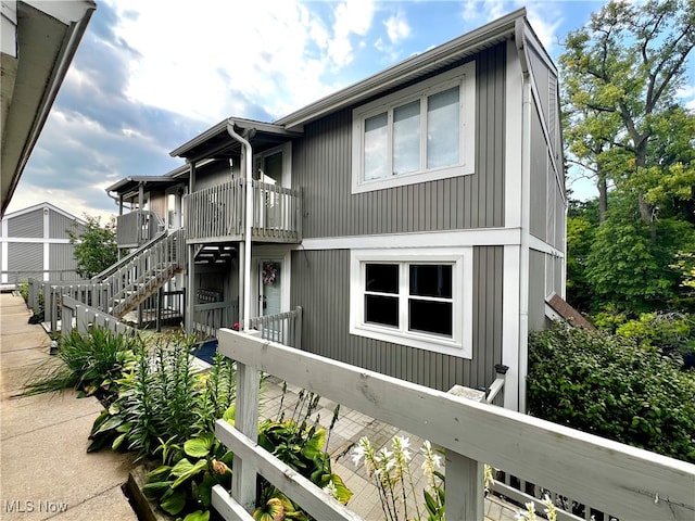 view of front of property with a balcony