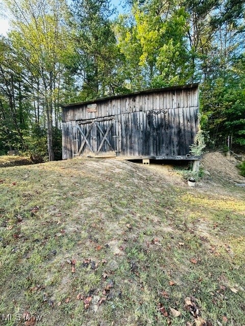 view of yard with an outdoor structure