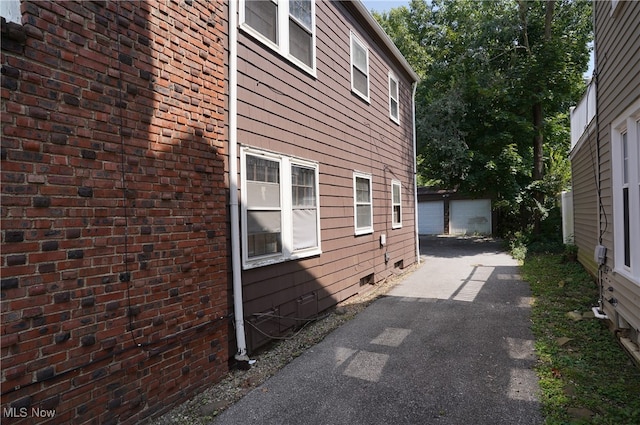 view of side of home featuring an outdoor structure and a garage