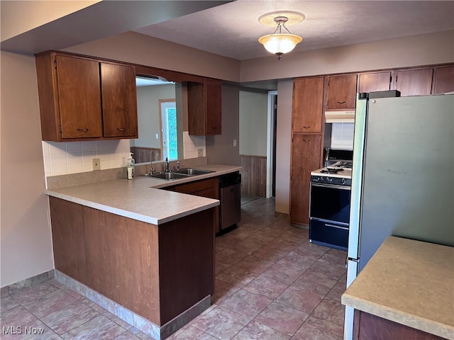 kitchen with backsplash, sink, white gas range oven, dishwasher, and refrigerator