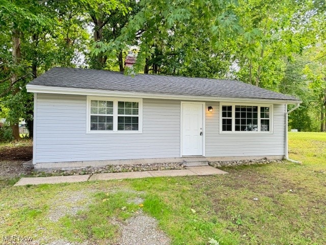 single story home with a front yard