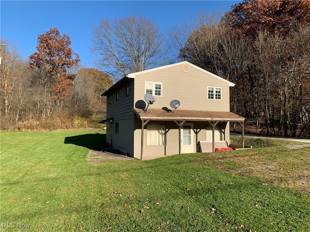 view of side of property featuring a lawn