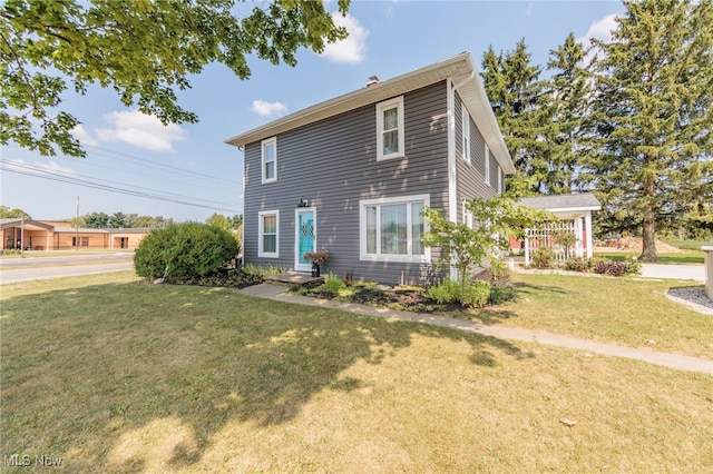 view of front of house featuring a front lawn