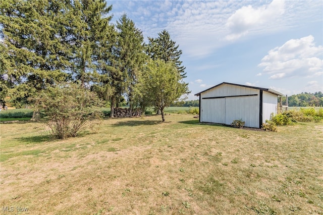 view of yard featuring an outdoor structure