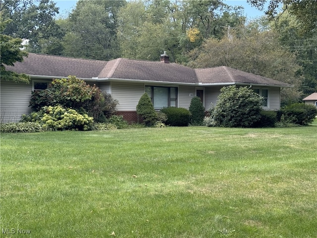 single story home featuring a front lawn