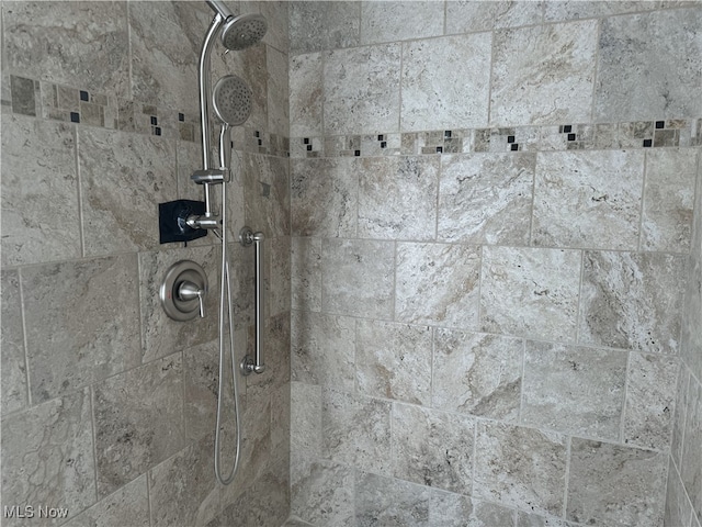 details featuring tiled shower