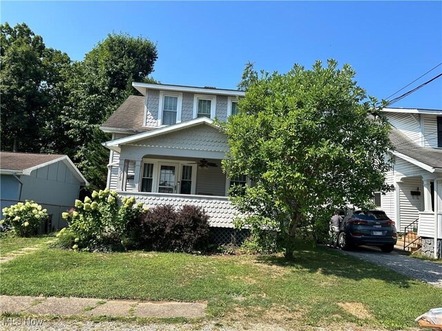 view of front of home featuring covered porch and a front lawn