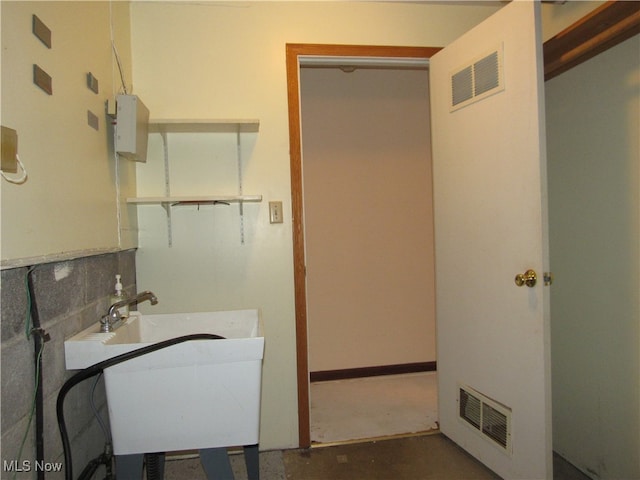 bathroom featuring sink